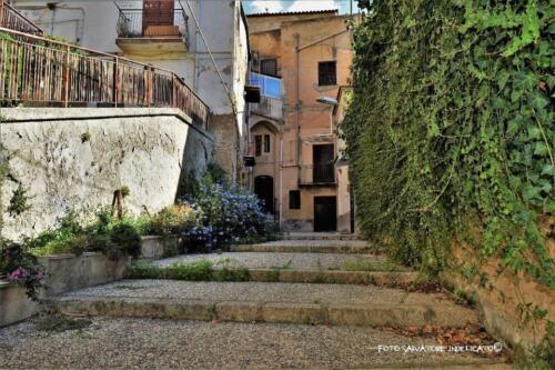 Centro storico di Agrigento: cortile in prossimità di Salita Sanzo